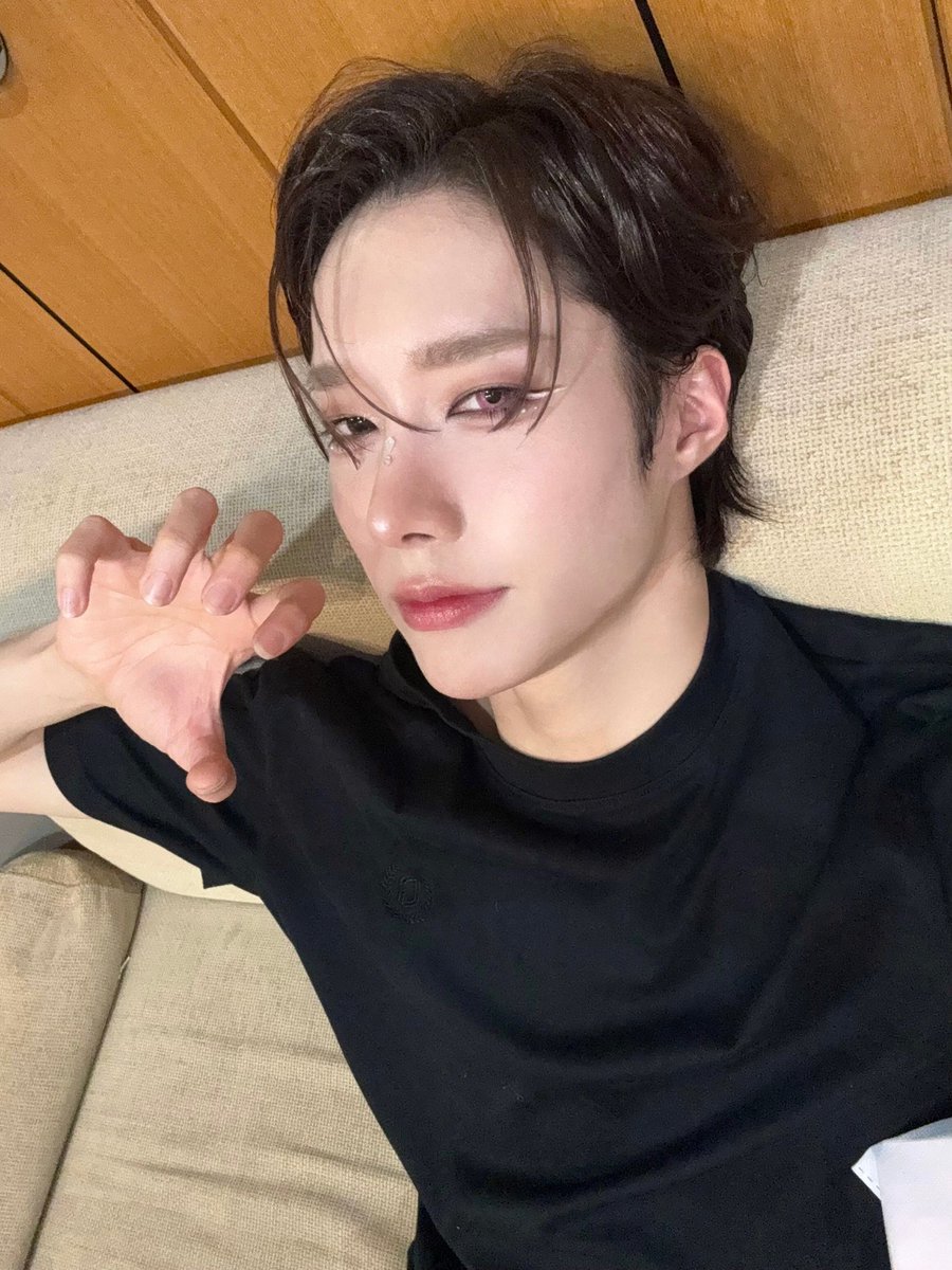 xlovmar's tweet image. This is such a crazy picture btw😭 When is it from and are there more with this look/make-up?