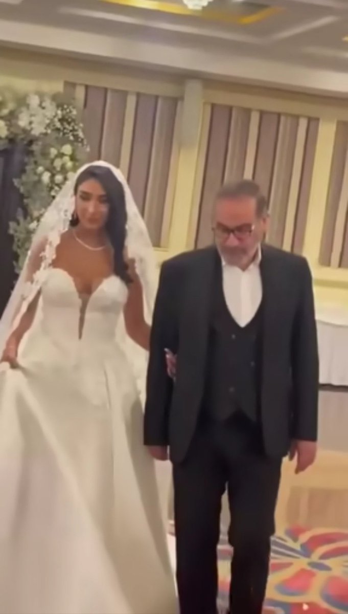 MaryamMoqaddam's tweet image. تصوری که از عروسی مقام‌های ج ا می‌شه
VS
طوری که آقازاده‌ها واقعا عروسی می‌گیرند

-اگه دعواهای بین خودشون نبود هیچ‌وقت اینطور از نزدیک دروغ و ریاکاریشون را نمی‌دیدیم