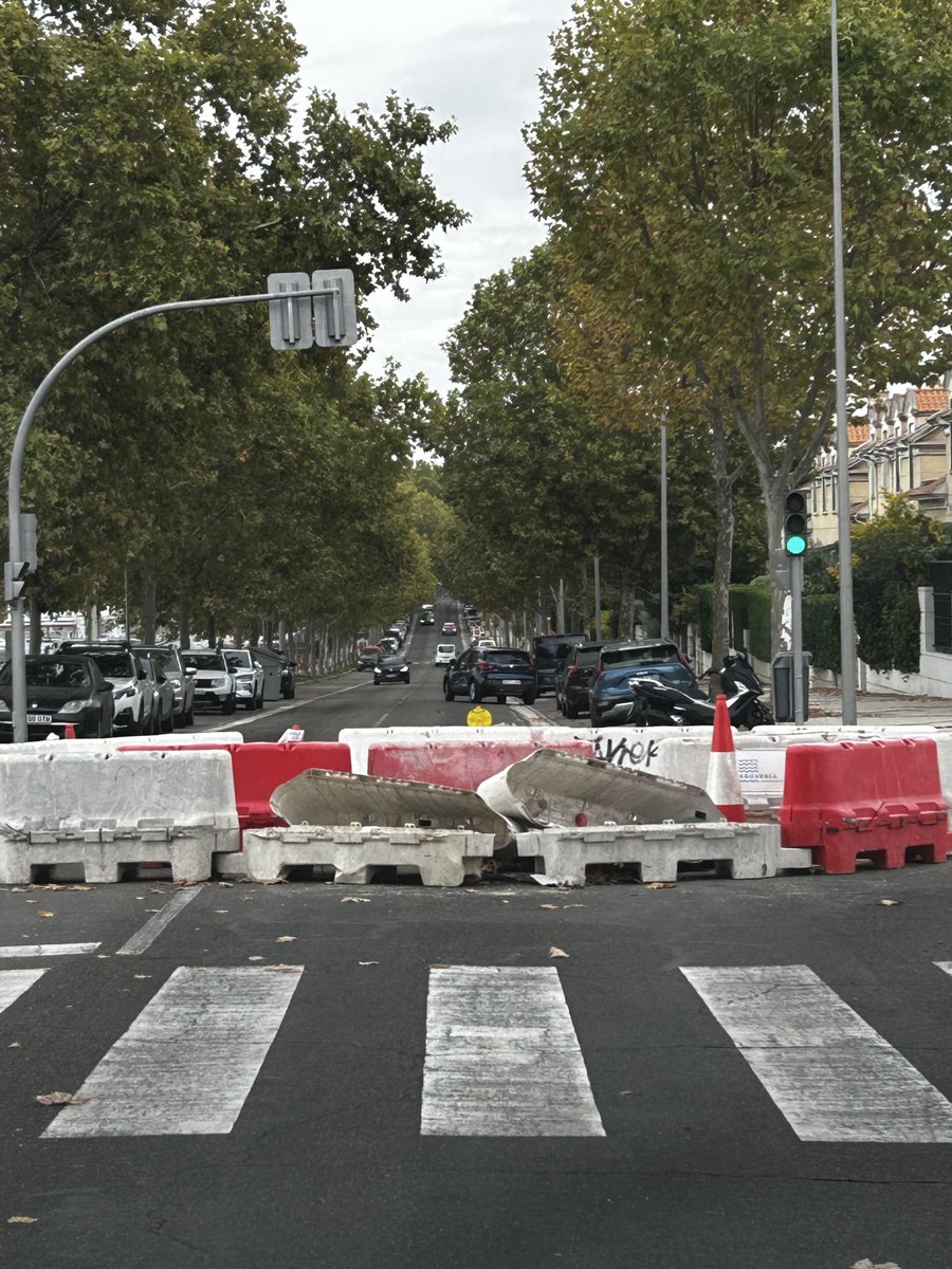 Ya van dos (que yo sepa) que han decidido frenar contra la nueva rotonda de Padre Llanos. Para bajar por la calle peor iluminada del hemisferio norte pocos me parecen.