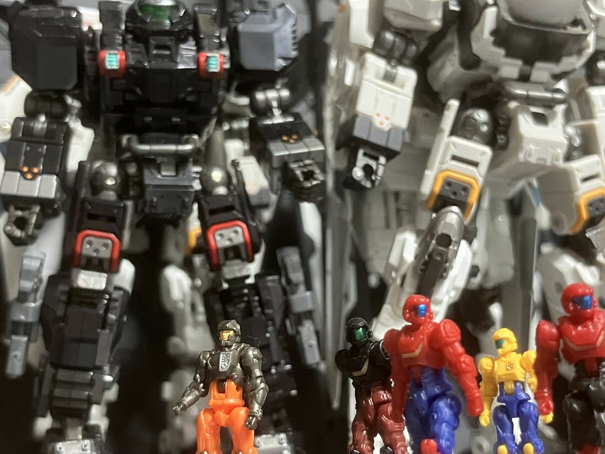RYRYCRON's tweet image. #ダイアクロン
#ロボットベース
ギリギリまで散々迷ったけどやっぱりロイヤルディフェンダーを注文！
子供の頃からずっとロボットおもちゃが大好きだしおもちゃは絶対自分を裏切らないし、それにこんなに楽しいダイアクロンだからね！
写真はただ遊んでるだけで関係ありません😅