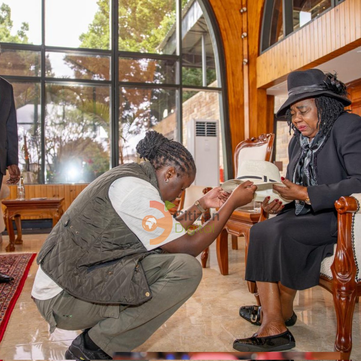 Ngithy's tweet photo. The king is dead but long live the crown 👑 - Winnie Odinga. 

RAO raised a Lioness, go Winnie ✊🏽

#RIPRailaOdinga https://t.co/koLRHFFzAO