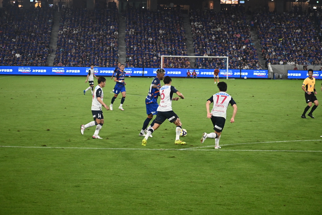 ko_viv's tweet image. （4人に）囲まれてんのに、そこ通す！？

これぞ正しく「ちょっとマテウス」😂

#マテウスジェズス 長崎３点目松本天夢ゴールをアシスト

#vvaren #vvaren2025 #Jリーグ #長崎甲府