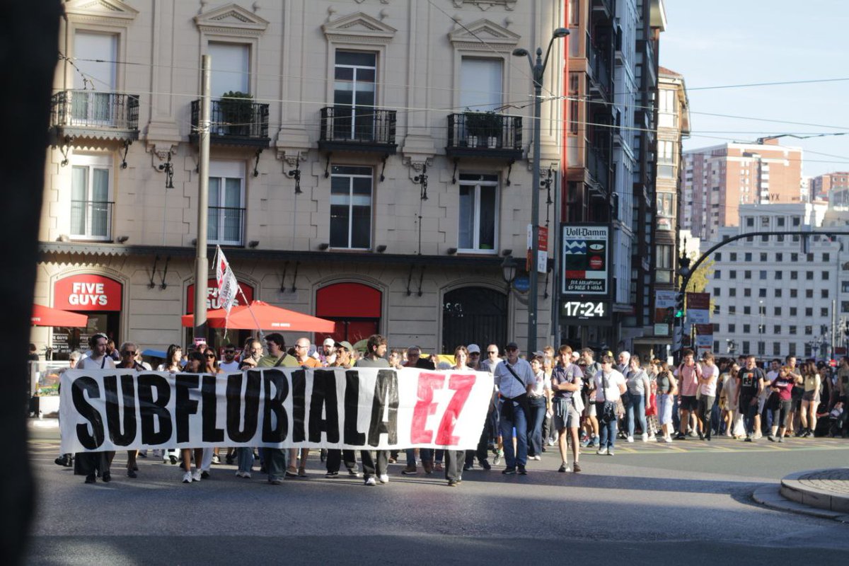 Ehunka pertsona manifestazioa egin dute Bilbon, Itsasadarraren azpitik Portugalete eta Getxo lotu nahi dituen tunelaren obren gelditzea eskatzeko.