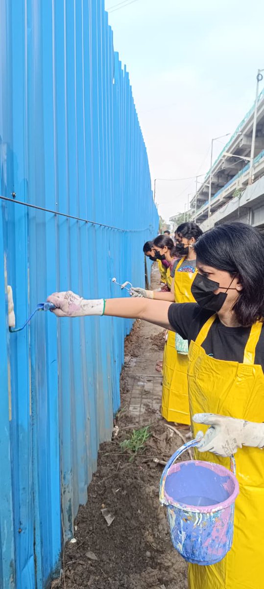 theuglyindian's tweet image. Project #ORR2HSR takes off! 
Volunteers + Blr South City Corpn officers and staff team up to reclaim 1 KILOMETRE of footpath on Sarjapur Rd, from Iblur Jn towards HSR Layout.
In partnership with BMRCL and Indian Army.
@GBA_office @GBAChiefComm