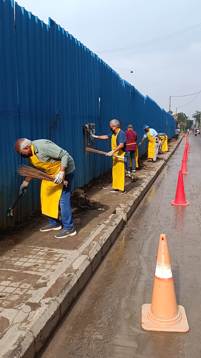 theuglyindian's tweet image. Project #ORR2HSR takes off! 
Volunteers + Blr South City Corpn officers and staff team up to reclaim 1 KILOMETRE of footpath on Sarjapur Rd, from Iblur Jn towards HSR Layout.
In partnership with BMRCL and Indian Army.
@GBA_office @GBAChiefComm
