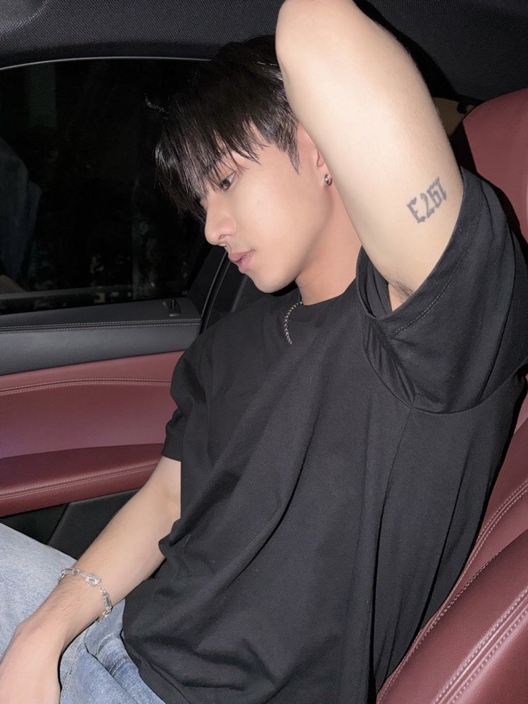 perthdde's tweet image. Staring much?