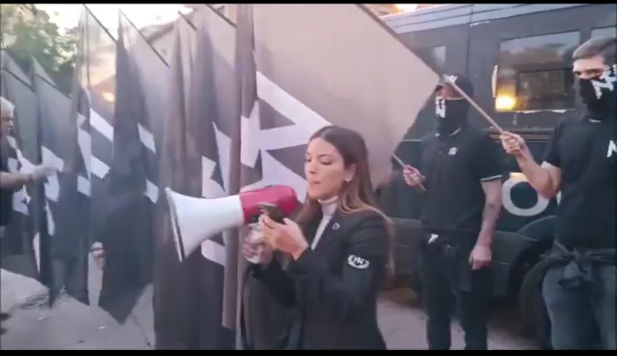FonsiLoaiza's tweet image. La neonazi Isabel Peralta ha liderado una manifestación fascista contra un centro de acogida de personas sin hogar. Su padre fue miembro de Falange, concejal del PP de Cospedal y es tertuliano con Ana Rosa Quintana.