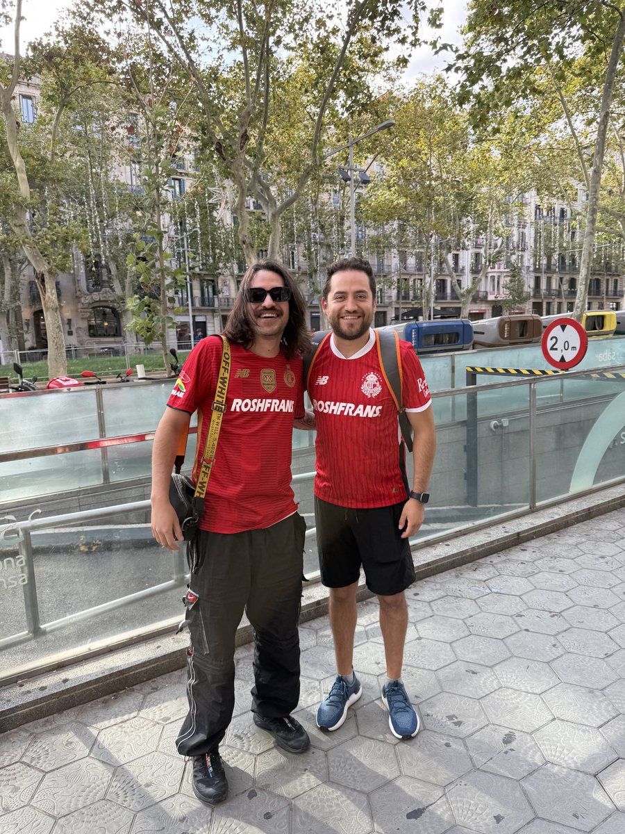 Me encontré a 1 de los 5 aficionados que somos en Barcelona jajajaja eres gigante <a href="/TolucaFC/">Toluca FC</a>