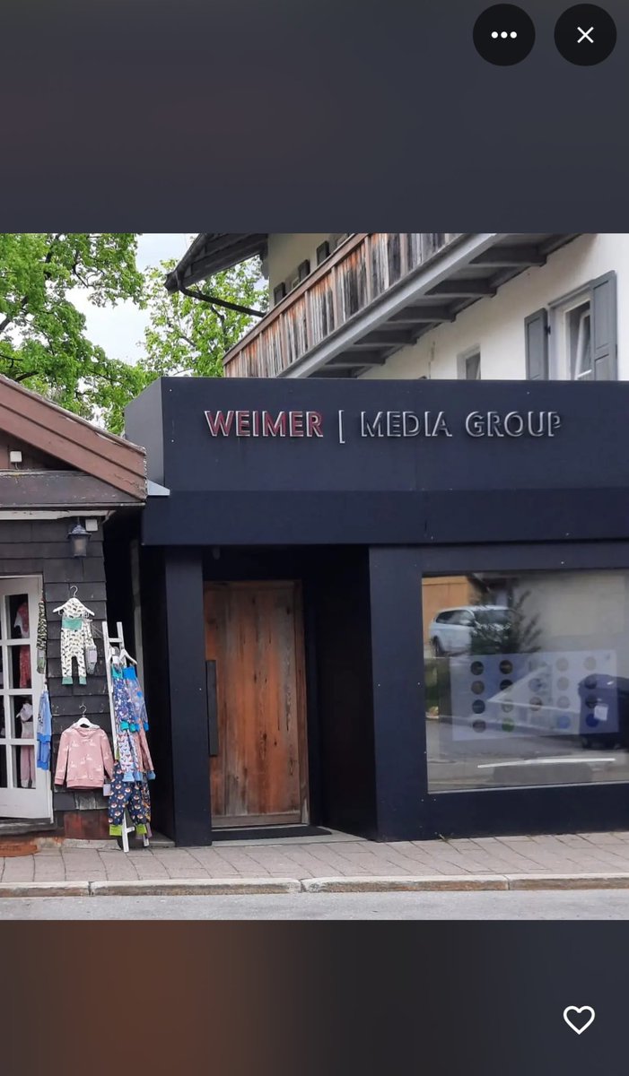 ZaraRiffler's tweet photo. „Weimer Media“ entpuppt sich immer mehr als groß aufgeblasener Rauch, nicht viel dahinter. Am Ende wirkt‘s wie Attrappen-Kiosk. Selbst haust man mit Pool. Weit gekommen mit Schmücken von fremdem geistigen Eigentum. Politiker &amp; Medien drauf reingefallen, Gelder geliefert. Chapeau https://t.co/Npn4vIJhwM