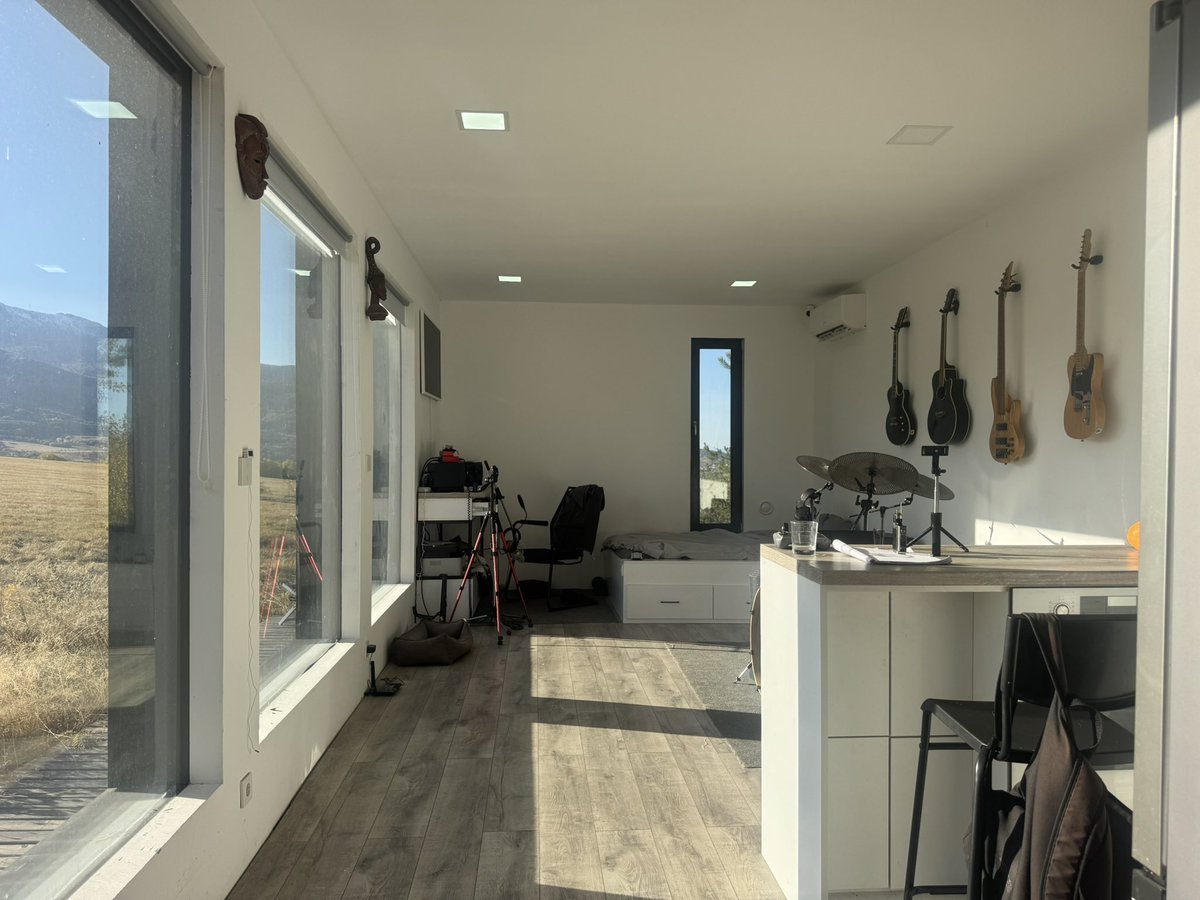 vanyagradoboev's tweet image. тут многие писали, что прям мечтали бы так же в доме в горах пожить подальше от людей, на барабанах играть, на борде кататься

вот вам пожалуйста предложение: я сдаю свой дом вместе со всем, что у меня есть, и машину впридачу, на всю зиму с середины декабря до марта минимум