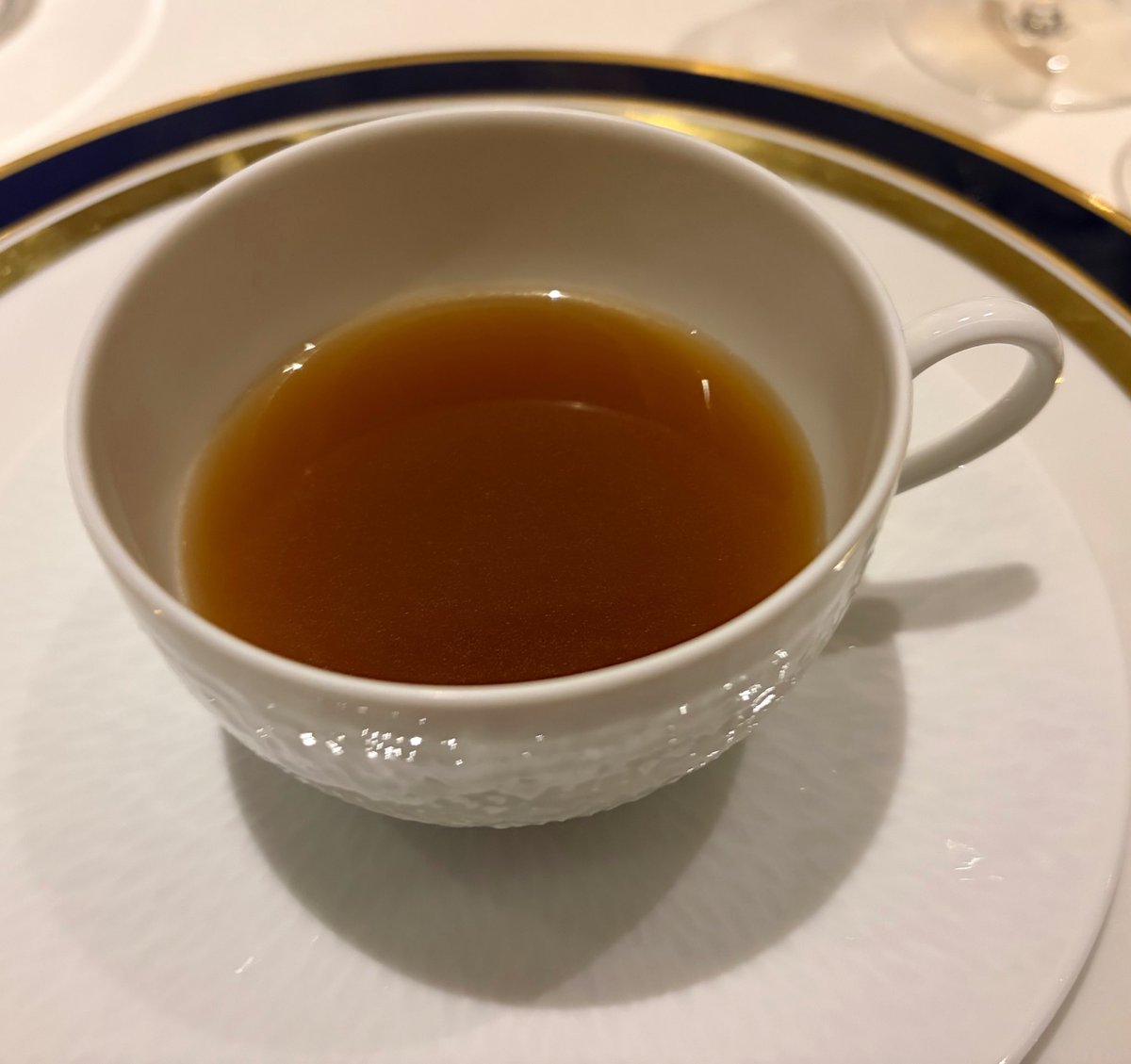 マリア・テレジアが毎日7〜8杯飲んでいた「手間の掛け方が1杯2000円行きそうなラーメン屋のスープぽいやつ」ことオーリオを飲んできました。30種以上ある食材の1/3を肉が占めるだけあって、上品ながらも非常に「強い」お味の超濃縮肉エキス。スープのガワをかぶったエナドリだこれ！