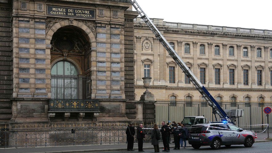 Une fois de plus l’incurie de l’Etat et l’incompétence de ceux qui nous gouvernent, incapables de protéger nos plus précieux symboles. Le braquage de la galerie Apollon au sein du musée du Louvre met en exergue la faillite sécuritaire de notre pays. La vulnérabilité du musée