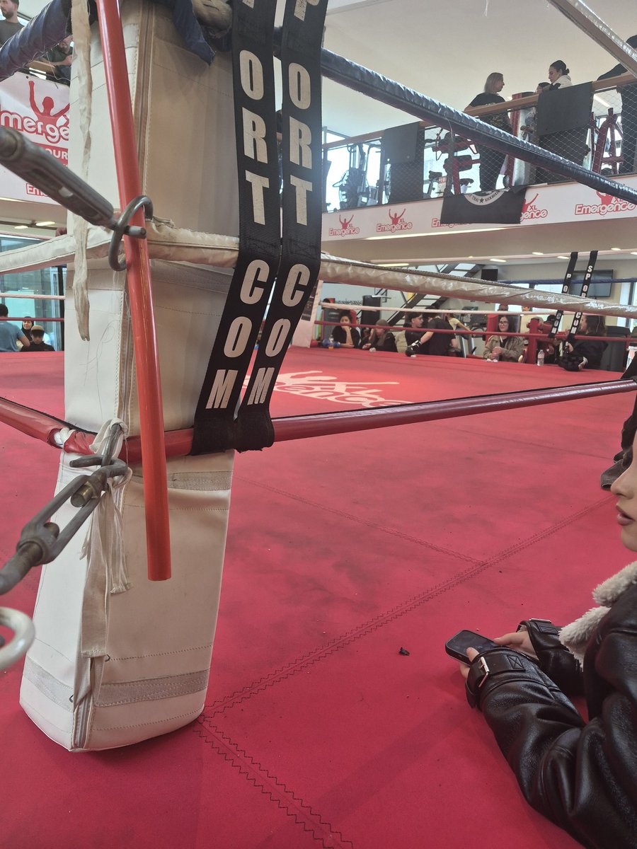 Les gars je suis actuellement à l'évènement de Boxe Anglaise de mon daron je suis à deux doigts de dire que c'est le meilleur sport après le foot