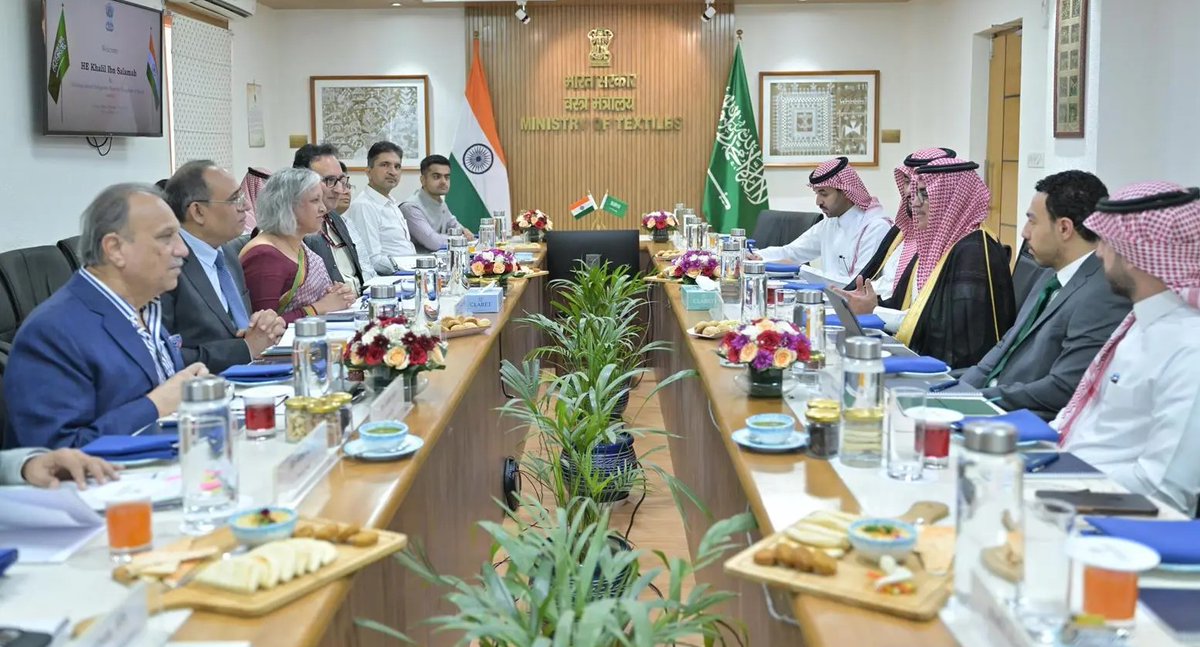 alekhbariyaECO's tweet photo. المملكة والهند تبحثان توطين الصناعات عالية القيمة

عقد نائب وزير الصناعة والثروة المعدنية لشؤون الصناعة المهندس خليل سلمه سلسلة اجتماعات حكومية ولقاءات مع ممثلي القطاع الخاص خلال زيارته إلى جمهورية الهند بحثت تعزيز التعاون الصناعي بين المملكة والهند وتوسيع الشراكات الاستراتيجية في الصناعات عالية القيمة وفي مقدمتها السيارات والكيماويات والأنسجة وتقنيات التصنيع المتقدم بما يدعم تحقيق مستهدفات رؤية 2030

#الإخبارية