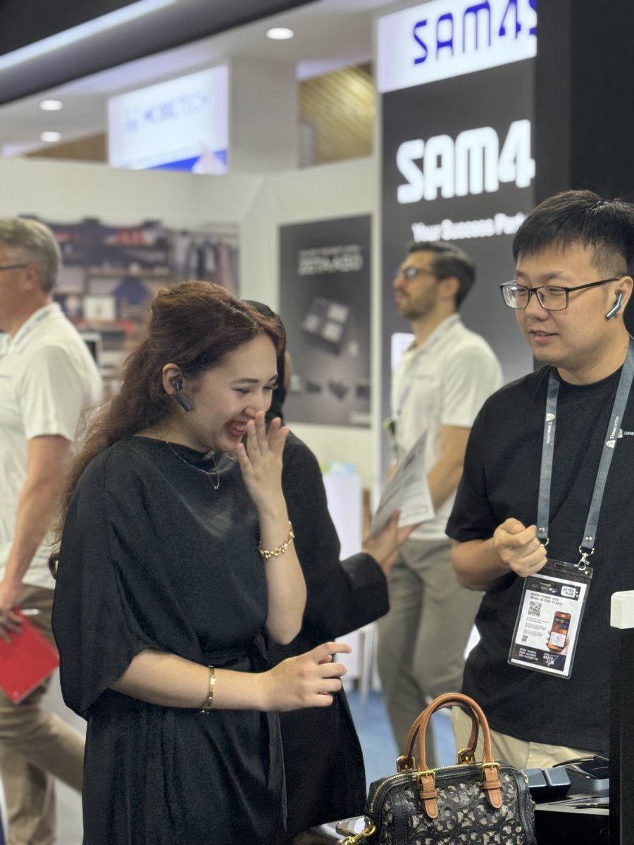 TimekettleTech's tweet image. As GITEX wraps up, we’re filled with gratitude. 💖
In just a few days, we welcomed new users, reunited with familiar faces, and shared the joy of borderless communication.
Thank you for believing in our mission. Timekettle will keep breaking barriers and shaping the future of…