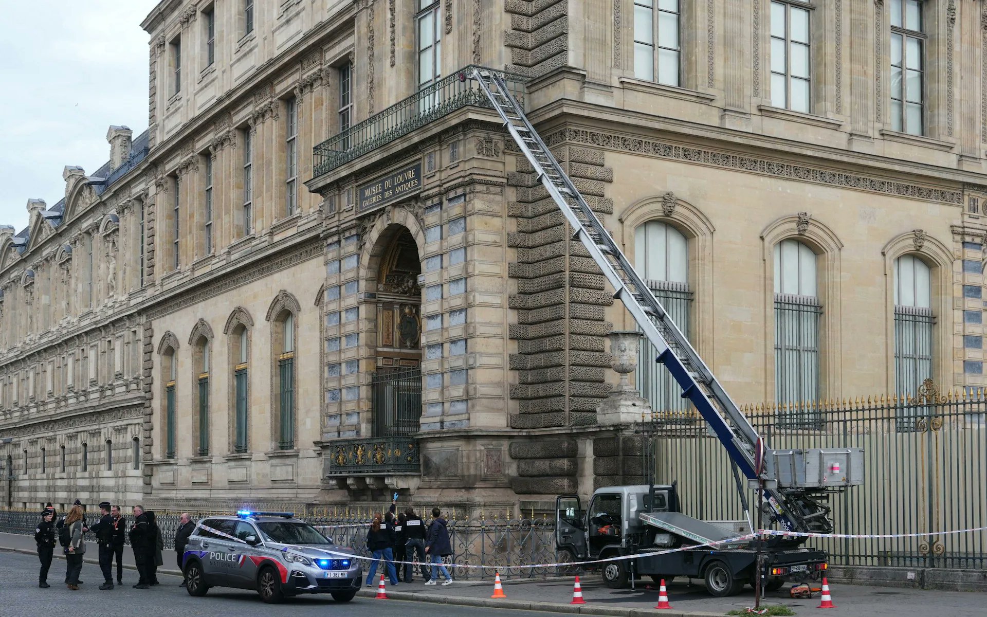 HEIST AT THE LOUVRE