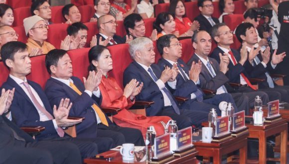 🇻🇳🇨🇺La ceremonia de clausura del programa “65 años de solidaridad Vietnam - Cuba” se llevó a cabo hoy en Hanoi, junto con la entrega de premios del concurso “Vietnam - Cuba: Canción de amistad que resuena por siempre”.

🔗acortar.link/82Ih4v