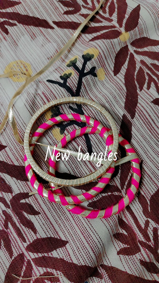 ऐसी बैंगल्स के लिए ऑर्डर करें 
<a href="/mdhaka31/">Manisha Dhaka</a>

#handmadebangals
#fashion 
#happydewali