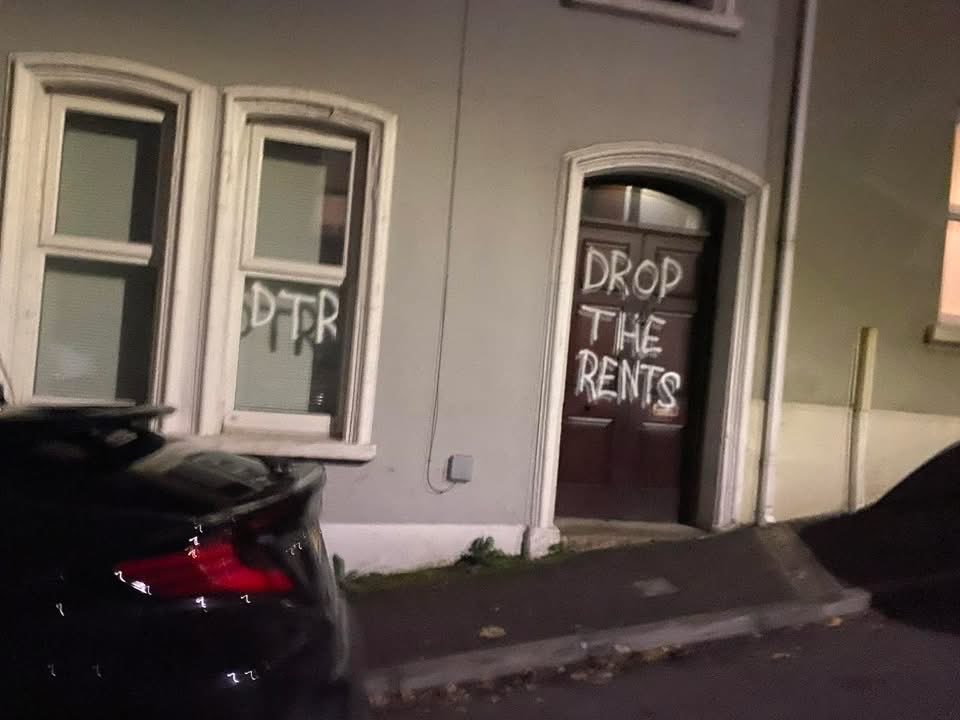 More action taken against homes in Derry over the weekend by Republican Socialist Activists opposing high rental prices and HMO’s in the city.

DTR - Drop The Rents