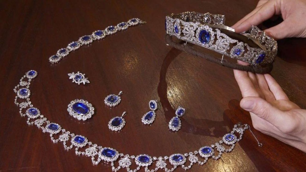 ROBARON LAS JOYAS DE NAPOLEÓN 
Durante el robo en el Louvre de París, los ladrones no tocaron el famoso diamante de 140 quilates conocido como el Diamante Regente, que aún figura como la joya de la corona de la colección de joyas napoleónicas.

Mientras tanto, según el periódico