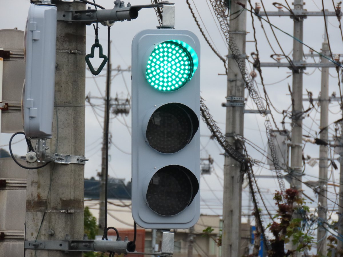 薄型(「ヘンな信号機」「信号機の世界」発売中) (@LED60590495