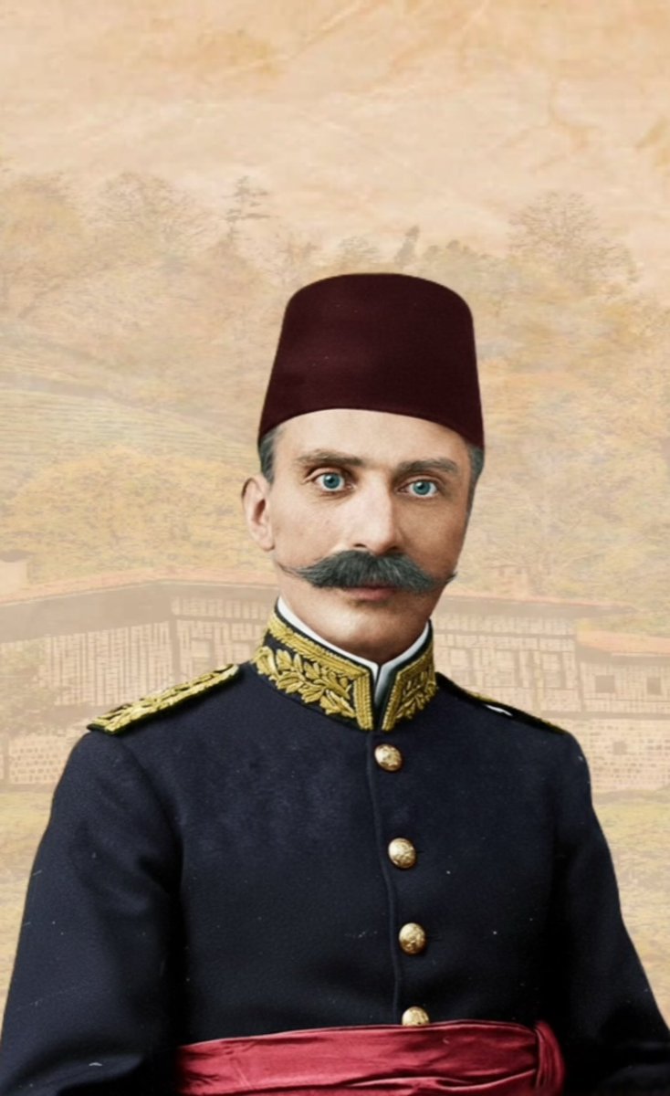 Lazistan'ın Viçe'si,  
Bağ, bahçesi, meşesi, 
Hele Abu Deresi, 
Ne güzeldir, ne güzel.

Lazonaşi Vitze,
Mç̆koni, qona, getasule
Arçkva Abuşi abca.
Muper mskva ren, muper mskva

Çağlayan dereler, 
Zümrüt gibi tepeler, 
Öten bülbül sesleri, 
Ne güzeldir, ne güzel.

Çaçxalums