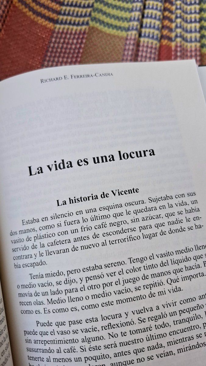 Estaba en silencio en una esquina oscura.

🔹️La vida es una locura. 
La historia de Vicente

📗 LA CAVERNA DE ASUNCIÓN
