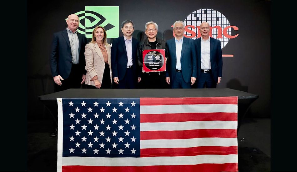 TechDropsNetEs's tweet image. NVIDIA reveló su primera lámina de silicio Blackwell fabricada en los Estados Unidos en una instalación de TSMC, marcando un paso en la producción nacional de chips. #noticias  #NVIDIA #Blackwell #TSMC #IA
Link: es.techdrops.news/post/nvidia-mu…