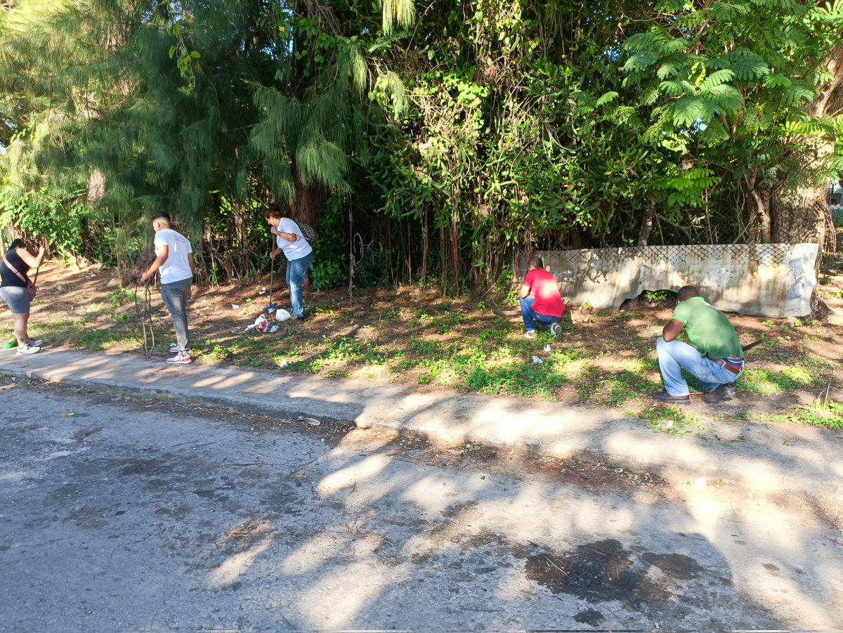Una representación de trabajadores de la <a href="/dist_cubaron/">Distribuidora Cuba Ron</a> participa en trabajo voluntario de higienización, en los astilleros de #Regla, dando nuestro aporte por una Ciudad más Limpia y más Higiénica. 👩🏼👨🏼🧹🫧🧽
#PorCubaJuntosCreamos 
#DustribuidoraCubaRon 🇨🇺🥃
