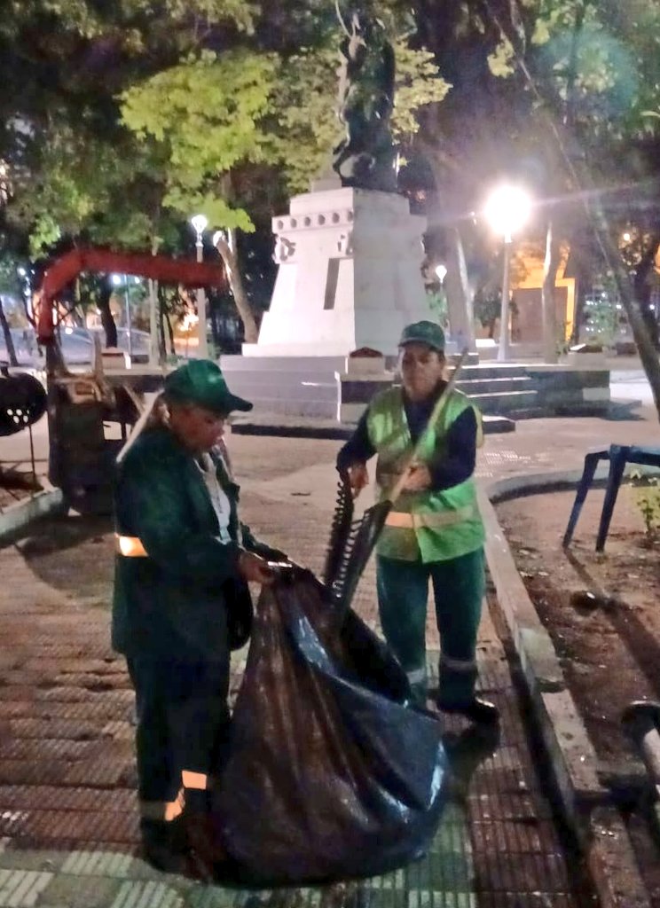 Tras la movida nocturna, el microcentro recobró su limpieza habitual, mediante las intensas labores de nuestras cuadrillas.

#GestionarEsServir