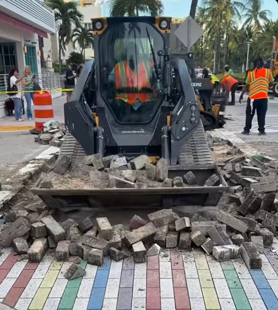 GustavoPerrito's tweet image. Obreros del Florida Department of Transportation (FDOT) comenzaron a desmontar el emblemático paso peatonal #LGBTI 🏳️‍🌈 ubicado en la intersección de Ocean Drive y la calle 12th Street, en Miami Beach 👉🏼url-shortener.me/7HPI vía @OrgulloLGBT 🏳️‍🌈