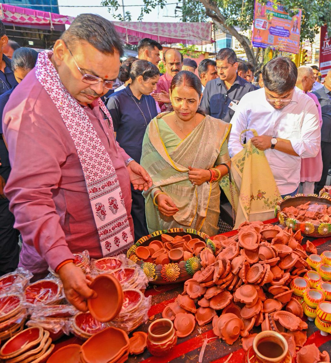 news21national's tweet image. सीएम भजनलाल शर्मा ने वोकल फॉर लोकल से दी दीपावली की सौगात 

#VocalForLocal #DiwaliShopping #CMSharma #DigitalIndia #SelfReliantIndia #LocalVendors #News21National @BhajanlalBjp