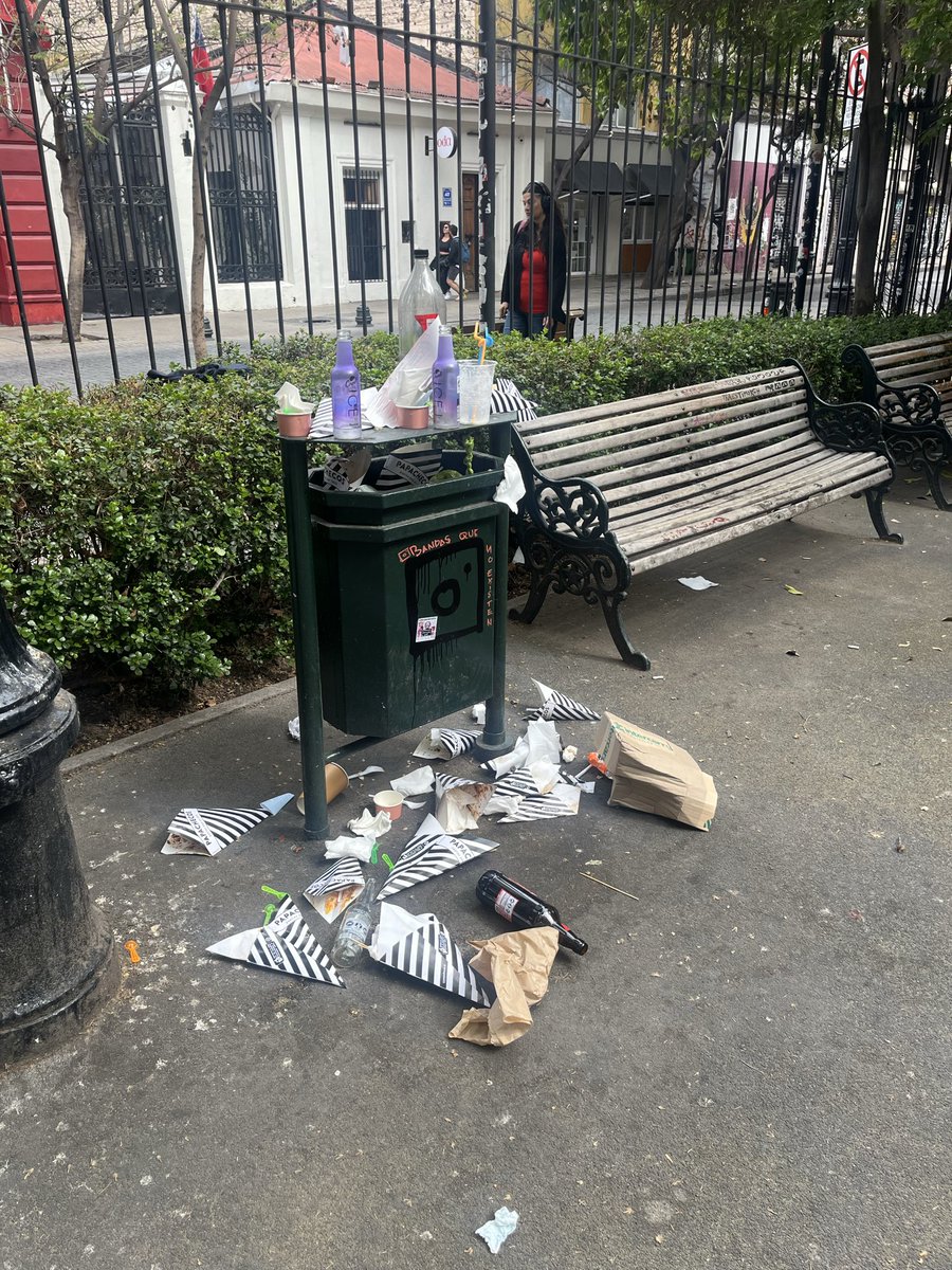 hernan_sr's tweet photo. Estaba en la plaza de la Veracruz y había una señora cuica y dijo :“esta plaza era muy linda antes y ahora está fea y llena de basura por culpa de ese, el Boris, que ni siquiera tiene estudios” 

Y yo: “señora el responsable directo de esto es el wea  de alcalde que tenemos, el Desbordes, el presidente tiene preocupaciones más grandes” 

Se quedó en silencio.

@desbordes ponte las pilas los opus dai que vienen a pegarse en el pecho  a la iglesia también están cachando tu ineficiencia.