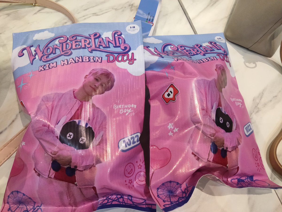 amandaselfia88's tweet image. Thankyou @binfinity131 udah ngadain event bday B.I @BI_131official
Dapet freebies juga dari ID's. 

#BI #비아이 #김한빈