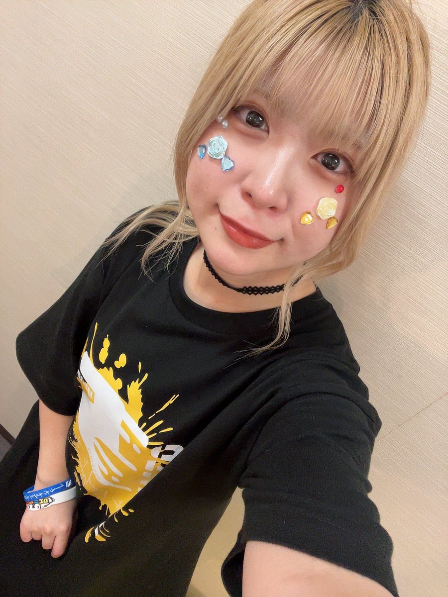 10/19 \ #オタアニ5周年 ワンマン/

大ボリューム大迫力！！
ずーっと楽しかったなあ🌼

かっこいいバンドさんとかっこいいオタ10さんの相乗効果えぐかって声量で殴られてました最高~~~！！！

メンバーさんそれぞれが強いオタアニ10！さんのこれからがめちゃくちゃ楽しみですっ！！