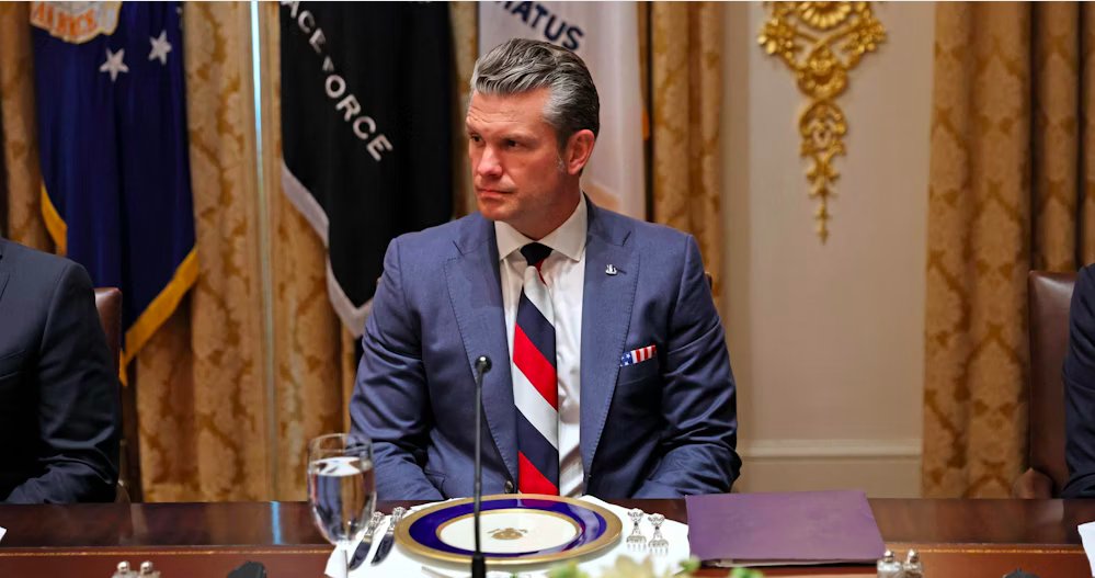 AlleNeune 🇪🇺💚🌻 (@reiseholic) on Twitter photo Die bewusste Provokation von #hegseth gegenüber #Selenskyj mit einer Krawatte in den russischen Farben zeigt die Geisteshaltung der US-Regierung. 
Diese US-Regierung ist kein Verbündeter, sondern Gegner des demokratischen Europas. Die USA ist raus. Die bewusste Provokation von #hegseth gegenüber #Selenskyj mit einer Krawatte in den russischen Farben zeigt die Geisteshaltung der US-Regierung. 
Diese US-Regierung ist kein Verbündeter, sondern Gegner des demokratischen Europas. Die USA ist raus.