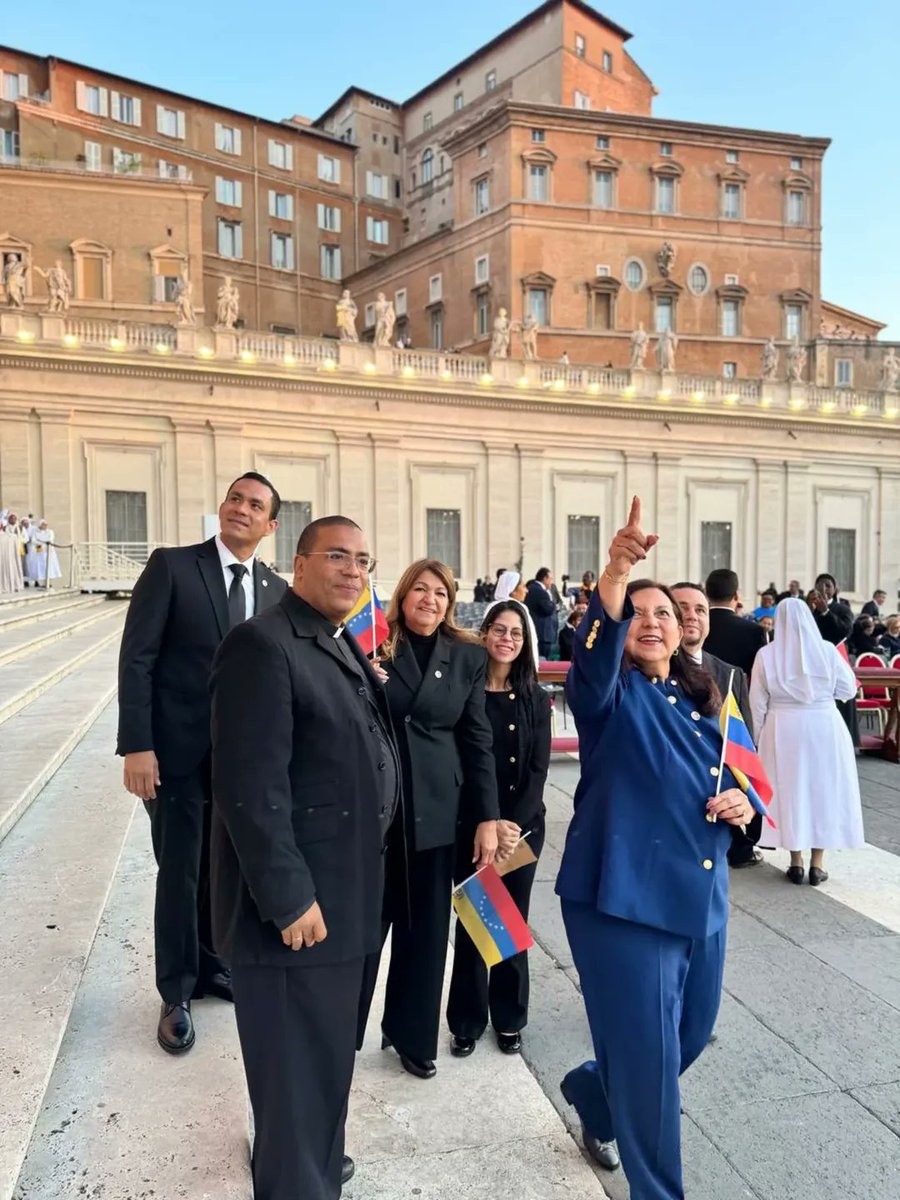 ElUniversal's tweet photo. La alcaldesa de Caracas, Carmen Meléndez, a través de sus redes sociales mostró su llegada al Vaticano.
"Ya en el Vaticano, apreciamos las hermosas imágenes de los nuevos santos, que acompañan el acto de canonización este domingo #190ct y saludamos a las autoridades
eclesiásticas que participan en este momento tan importante para Venezuela y el mundo".
"La santidad de nuestro doctor José Gregorio Hernández y de nuestra madre Carmen Rendiles pronto será reconocida mundialmente.
📹: @carmentmelendezr
#ElUniversal