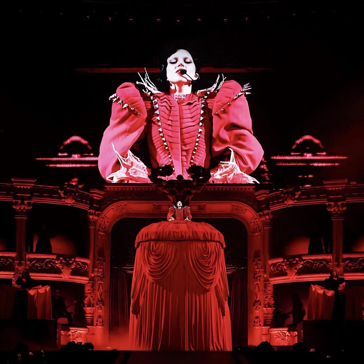 ¿El tour más aclamado de la década?

Los críticos del The New York Times elogiaron el acto de apertura del “MAYHEM Ball” de Lady Gaga, calificándolo como el mejor concierto pop de la historia. En un análisis detallado, Caryn Ganz (chief ejecutiva) describió la entrada de Gaga