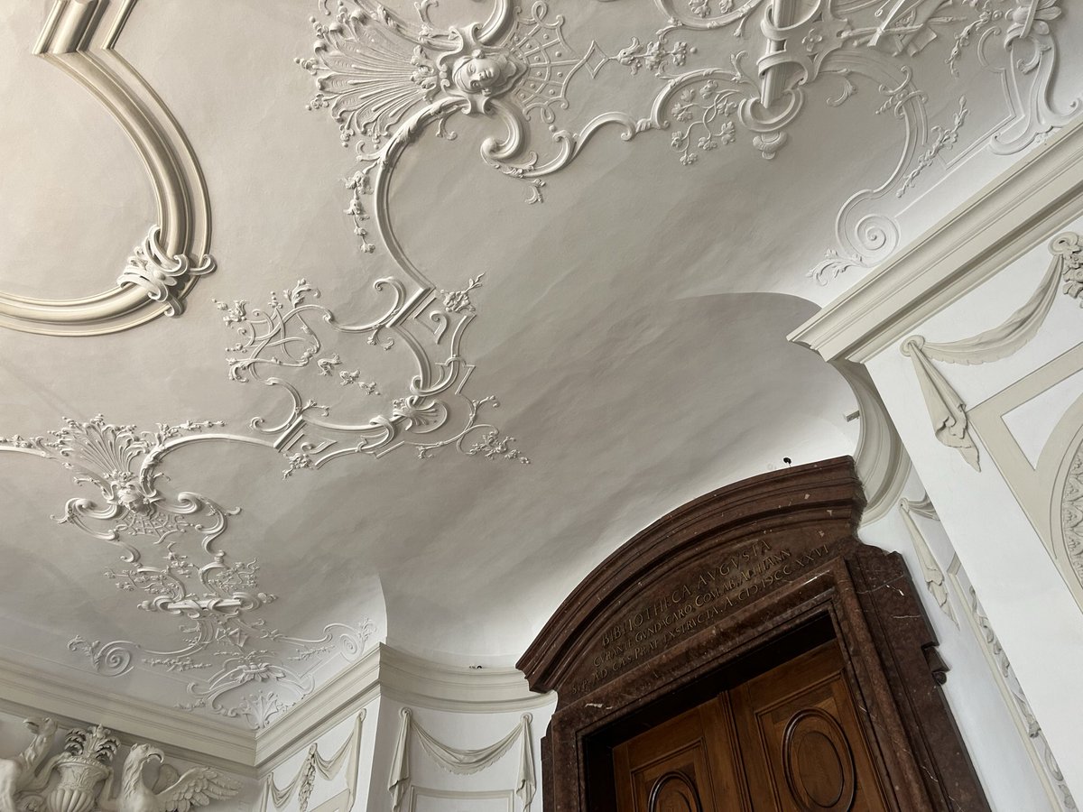 pullober's tweet image. der flohmarkt ist erst nächste woche. deswegen: ausflug prater und mal die national bibliothek auschecken. #vienna #nationallibrary #prater #yellowride