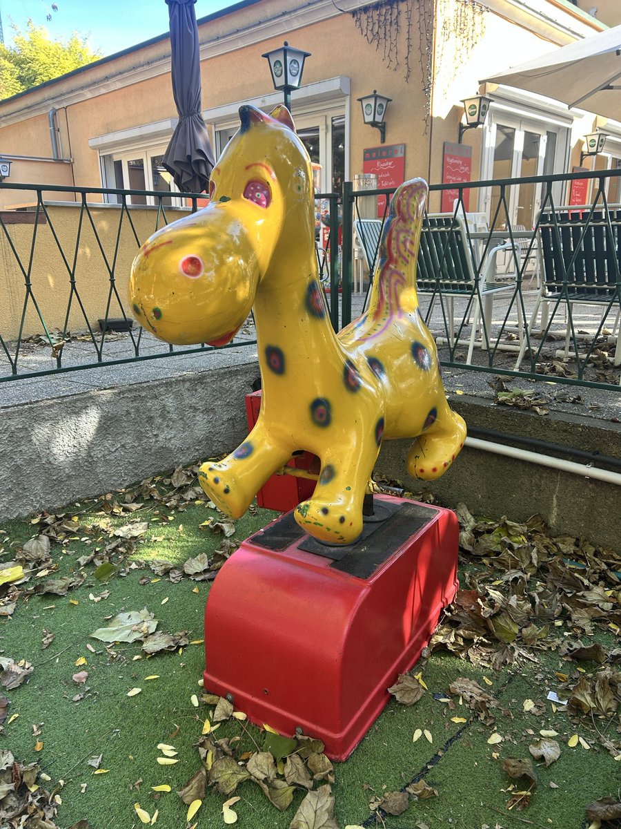 pullober's tweet image. der flohmarkt ist erst nächste woche. deswegen: ausflug prater und mal die national bibliothek auschecken. #vienna #nationallibrary #prater #yellowride