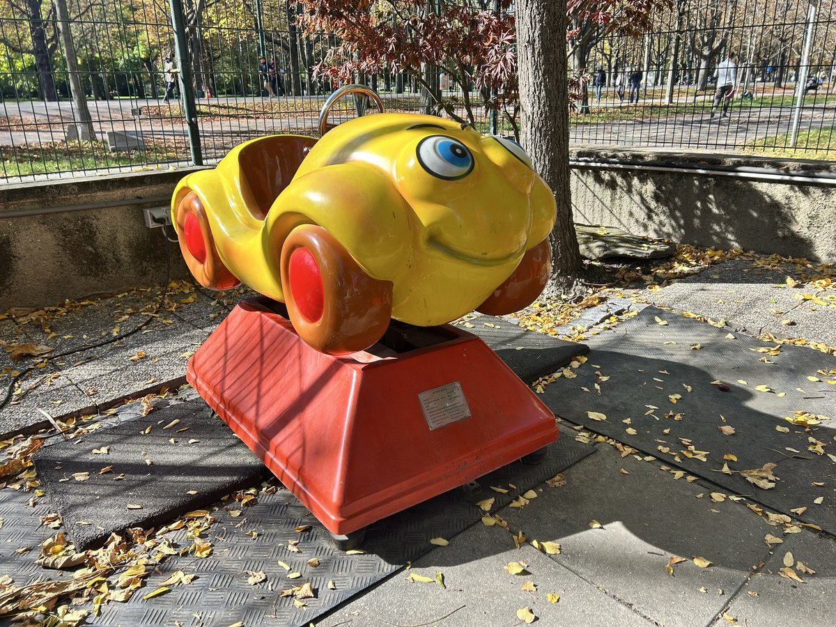 pullober's tweet image. der flohmarkt ist erst nächste woche. deswegen: ausflug prater und mal die national bibliothek auschecken. #vienna #nationallibrary #prater #yellowride