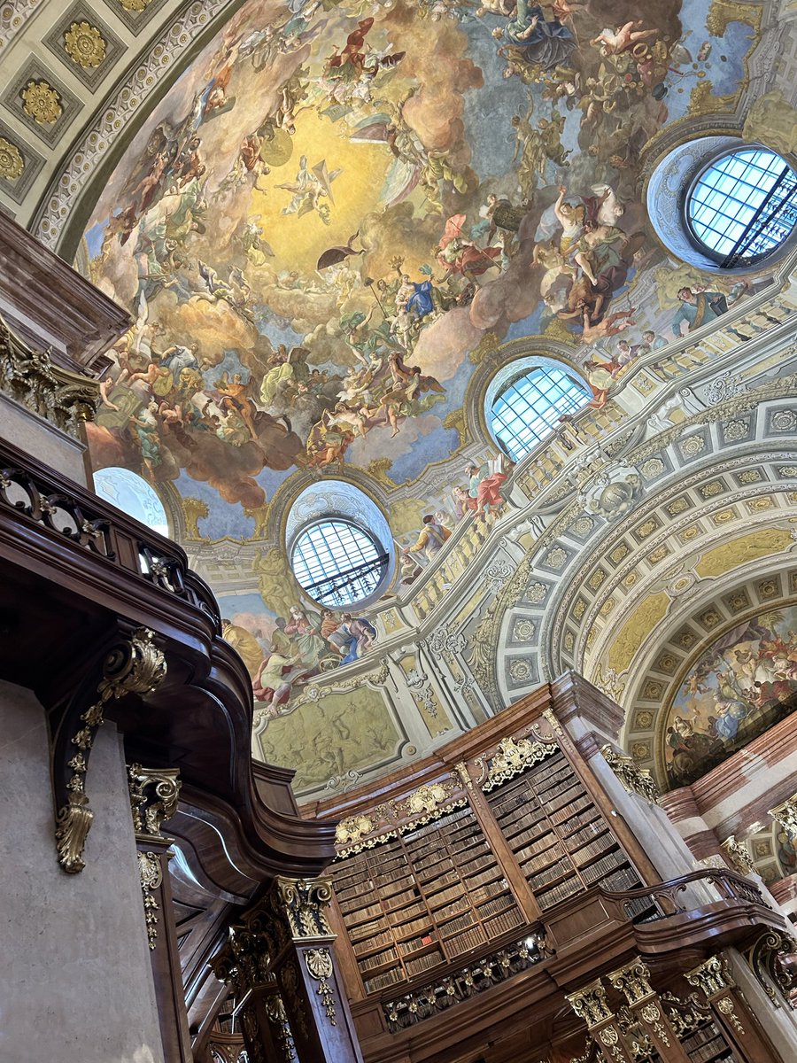 pullober's tweet image. der flohmarkt ist erst nächste woche. deswegen: ausflug prater und mal die national bibliothek auschecken. #vienna #nationallibrary #prater #yellowride