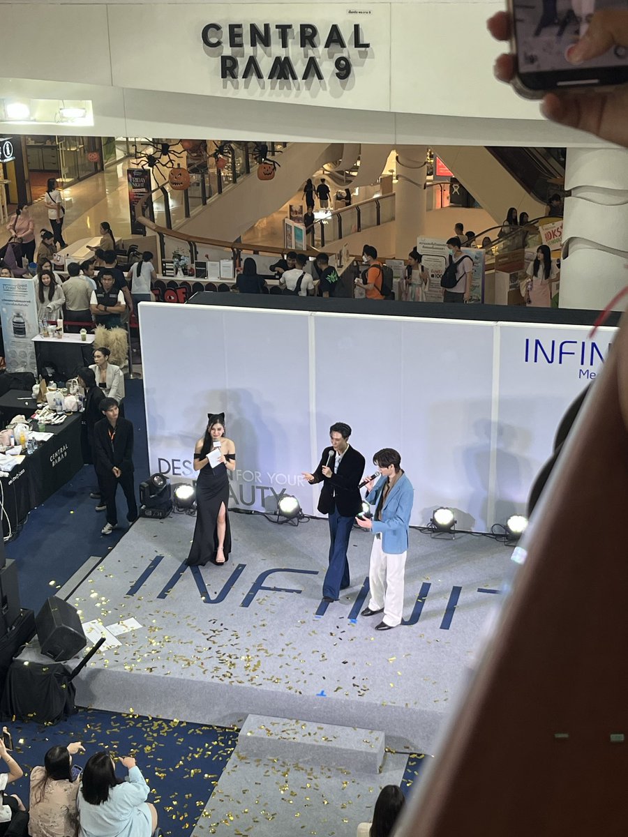 phanth7819's tweet photo. เราเป็นติ่งต่างจังหวัด แล้วเรามาเที่ยวกับเพื่อนช่วงที่จูม้าคมีงานพอดี แต่คิดว่างานนี้คงไม่ได้ไปหรอกเพราะต้องเดินทางกลับวันนั้นพอดี แต่สุดท้ายดูแล้วว่าพอมีเวลาเหลือเลยตัดสินใจหอบกระเป๋าทุกอย่างมาหาจูม้าค ครั้งนี้เป็นครั้งแรกที่ได้เจอ มีแรงกลับไปเรียนแล้ว https://t.co/1q8BOQPfis