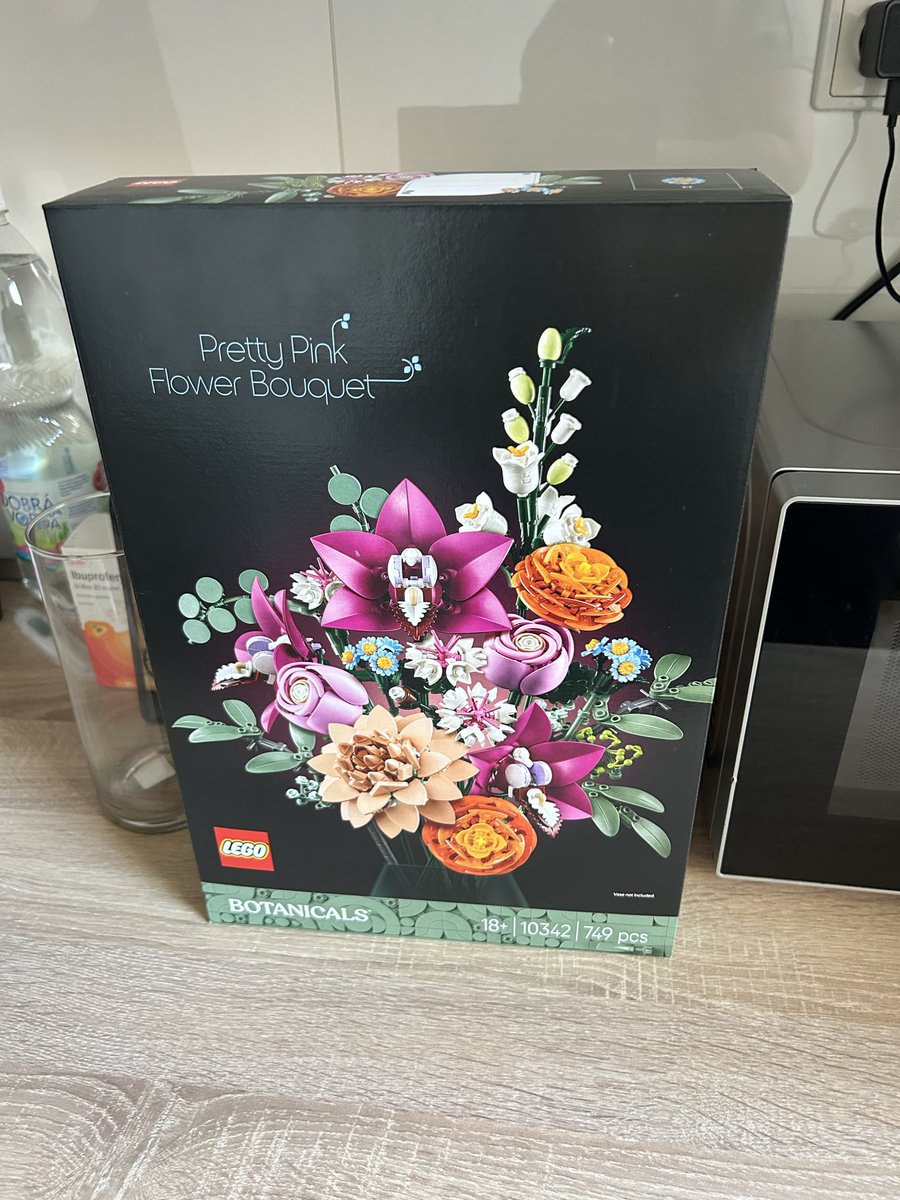 33. 
Celý den si říkám, že je to jenom číslo. 
A v duchu si tajně přeju, ať dám alespoň ještě jednou tolik, abych tady mohla být pro #PASmládě a vlastně i pro mladšího týpka co nejdýl. 
Živote, usměj se, mám tě ráda. 🙏🏼🌸