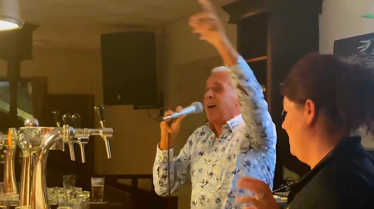 Gisteren had ik een plaats achter de tap van café 't Schap in het stadion van De Graafschap na de wedstrijd tegen TOP Oss! youtu.be/DVGMDenjU7Y