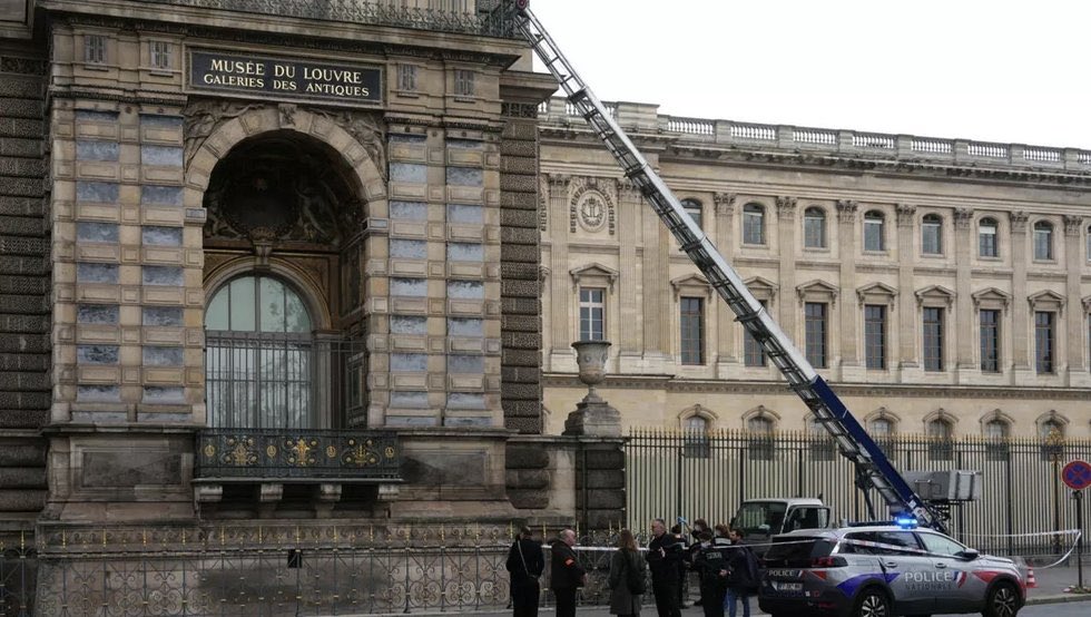 wavenewsnet's tweet image. 🇫🇷 Masked robbers with chainsaws steal 9 pieces of Napoleon’s jewelry from Louvre in Paris; museum closed for today