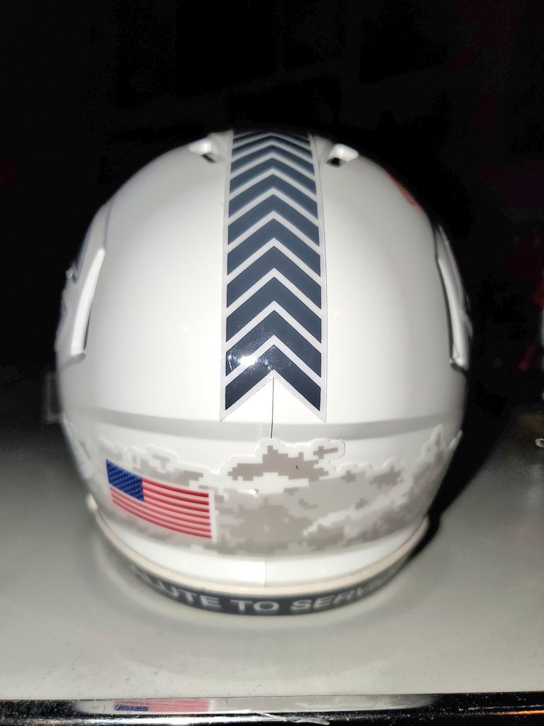 WEEK 7 GIVEAWAY🚨

Up for grabs in this weeks giveaway is an autographed (<a href="/_sweat9/">Montez Sweat</a>) Salute to Service mini!!

Just retweet for a chance to win...

BEARDOWN &amp; GOD BLESS

(Since I'm so late this week getting this posted, I'll let it go through tomorrow &amp; pick a winner during MNF!!)