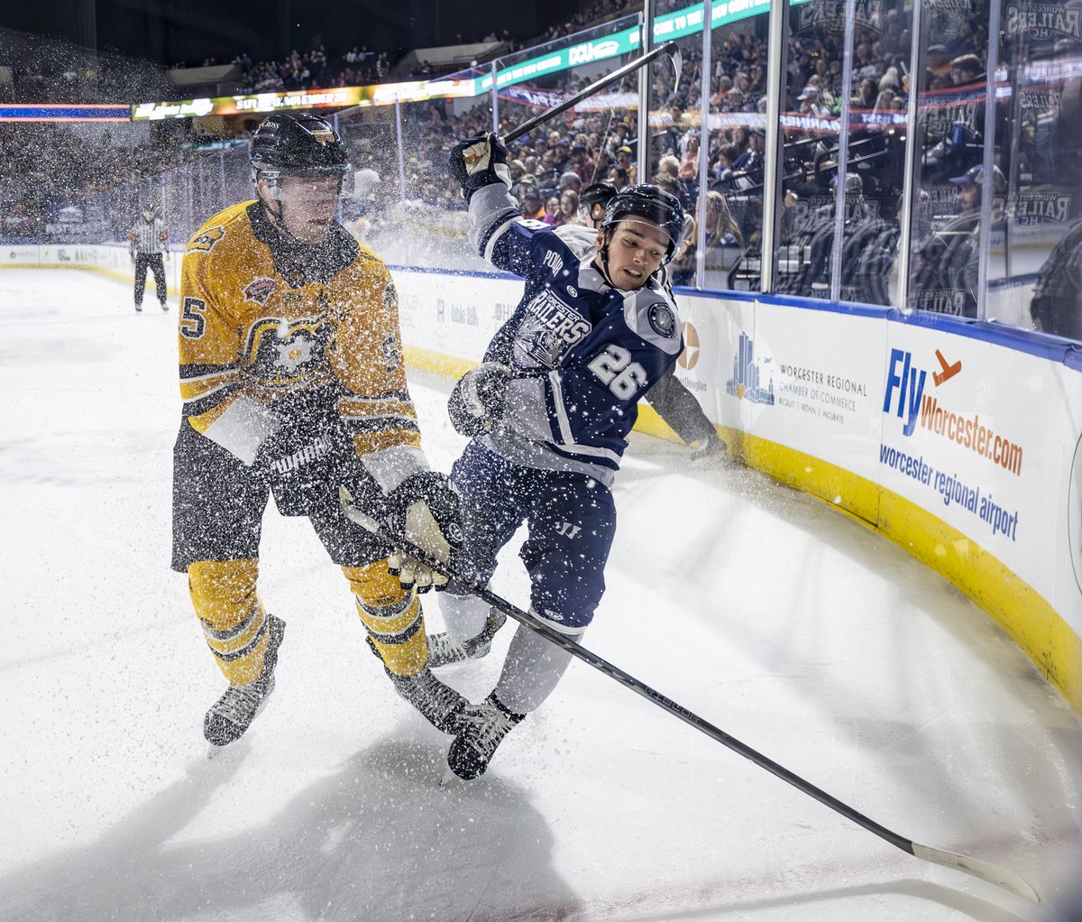 tommycassell44's tweet photo. Worcester-born and Shrewsbury-raised T.J. Walsh made a homecoming of sorts on the ice Saturday night when he made his debut with the Worcester Railers.

“It’s a pretty full-circle moment.”

“It was just a touching moment.”

More on Walsh and the Railers: https://t.co/Ye5JNE6yp9 https://t.co/X0euI1Uez6