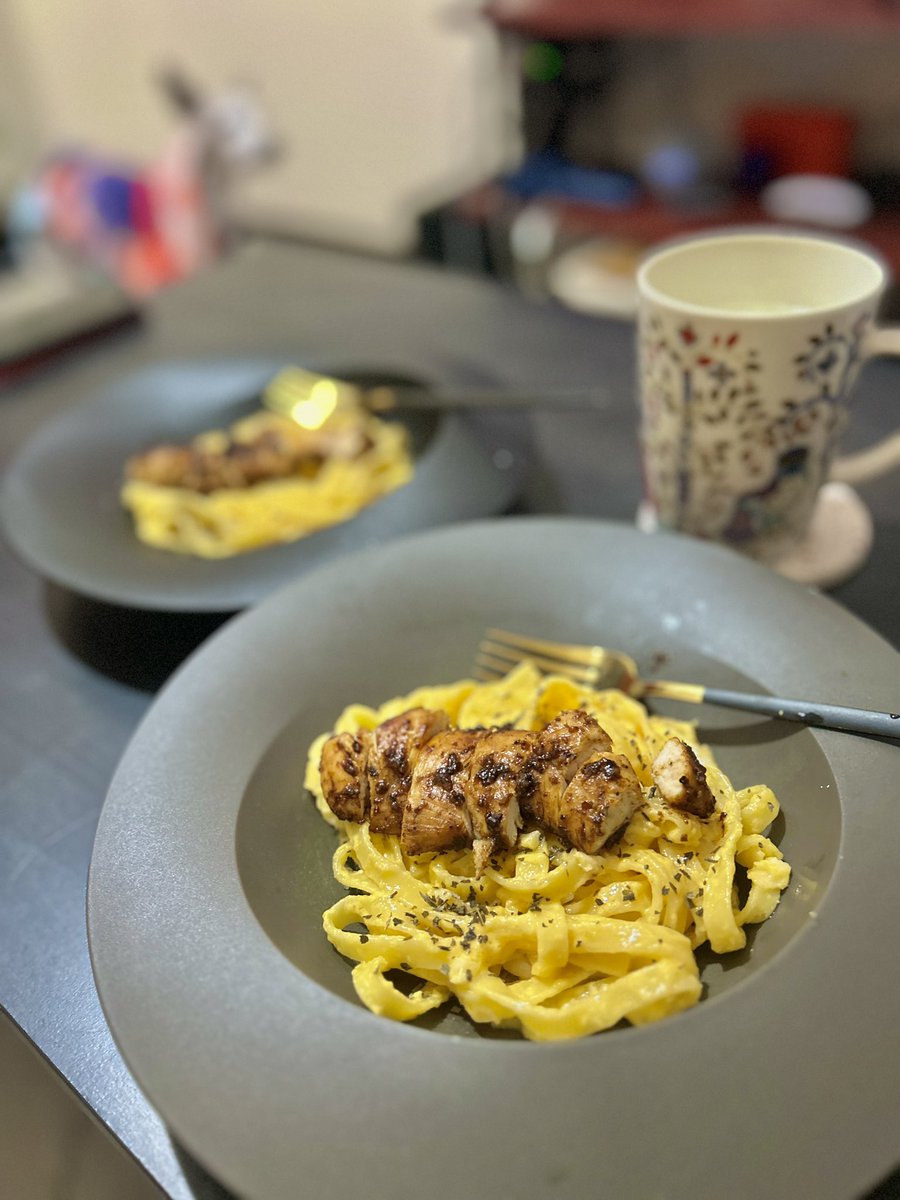 一年ぶりのアルコール🍷😭
夫がピニャ・コラーダとパスタを作ってくれた。パイナップルとココナッツミルクのカクテル🍸
一杯だけだけど味わって飲んだ。

久しぶりにお家デートって感じがして嬉しい☺️
