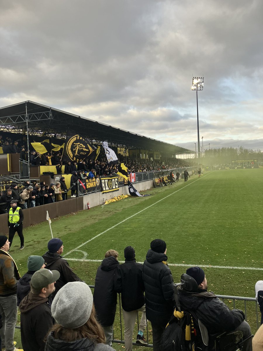 Ei riittänyt voitto nousuun, mutta piti napata foto vikan kerran täydestä putkikatsomosta. Josko se stadikka sit jo seuraavan kerran Tapiolan peleissä. #meollaanhonka